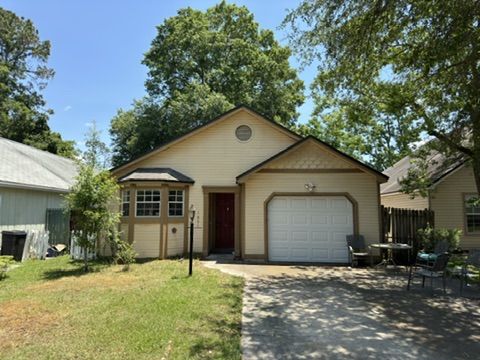 Single-story home with a garage in Middleburg
